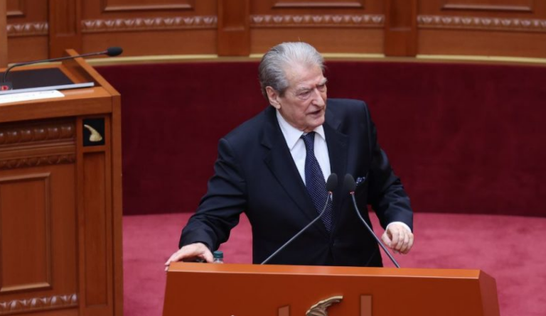 Berisha thirrje nga Kuvendi: Të hiqet çdo taksë ndaj naftës për fermerët dhe transportin publik