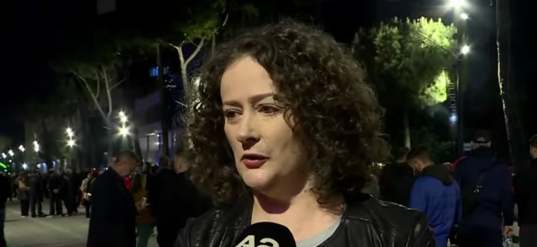 Do të jetë ajo në garën për kreun e PD-së? Argita Malltezi flet nga protesta