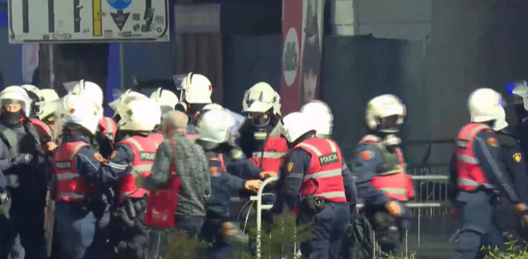 Protesta: Erdhën, foli Berisha, hodhën molotov, kërcitën arrestimet dhe ikën!