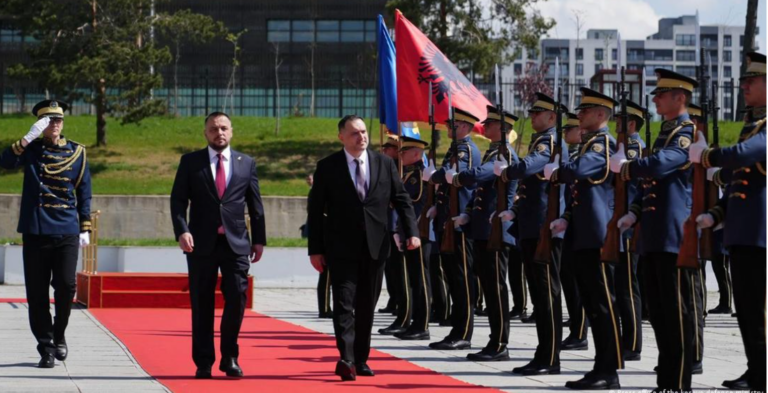 Kosova dhe Shqipëria do bashkëprodhojnë pajisje e municione luftarake bashkëkohore. Serbia alarmohet!