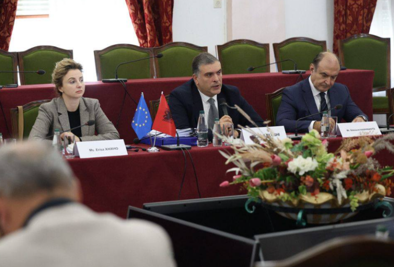 Deputetët e PL ikin nga protesta, kur plasen molotovët. Reagon Berisha: Duhej të qëndronin!