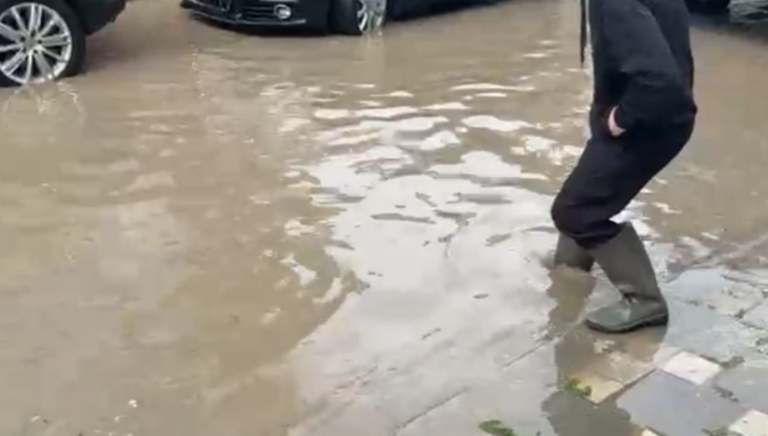 Lezhë/ Reshjet e dendura shkaktuan probleme në qytet, ankohen familjarë dhe biznese