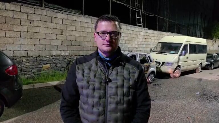Makina e gazetarit në Bulqizë digjet në mesnatë, dyshime për zjarrvënie të qëllimshme dhe intimidim