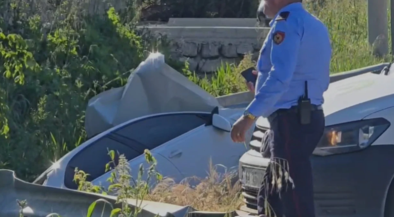 Makina përplas një person që lëvizte me biçikletë, përfundon në kanal