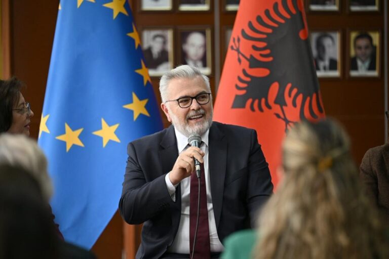 Ministri Gogu takim me studentët: Mbështetje të miturve për të mos u kthyer më tek gabimet
