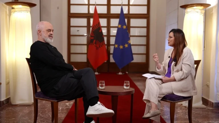 Rrëfimi në “Exclusive”, Top Channel i Edi Ramës për librin “Në Sofrën e Hënës”, një përmbledhje e fjalimeve që ka mbajtur gjatë darkave të Iftarit