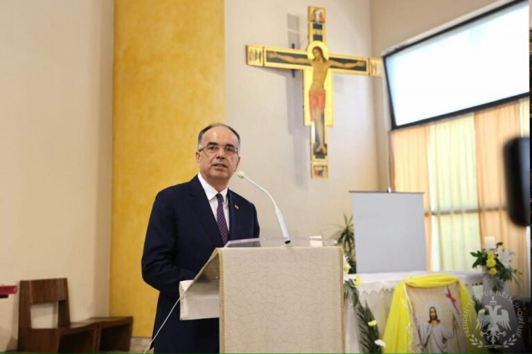 Begaj viziton Kishën e Shëngjinit në Lezhë: Dita e shenjtë e Pashkës të sjellë paqe, shpresë dhe bekime