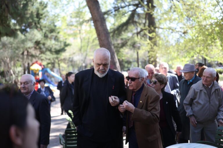 Rama takim me pensionistët: Çdo janar rritje të pensioneve! Karta për artikujt bazë, jo për pijetore