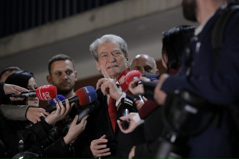 FOTO/ Mbyllet protesta, Berisha nga selia blu: Luçiano Boçi është në spital me djegie