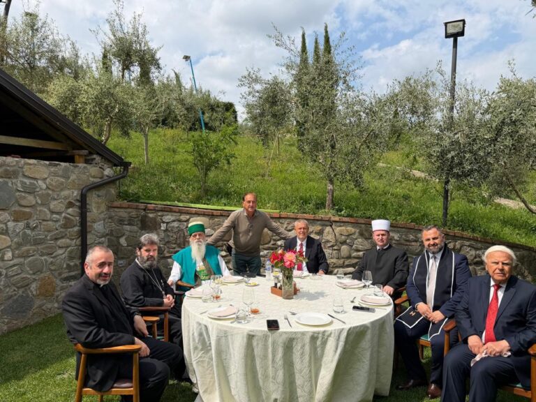 Prefekti, Shkëlqim Hajdari, drekë punë me krerët e komuniteteve fetare, një manifestim i asaj mrekullie që na mban nën të njëjtën çati shpirtërore
