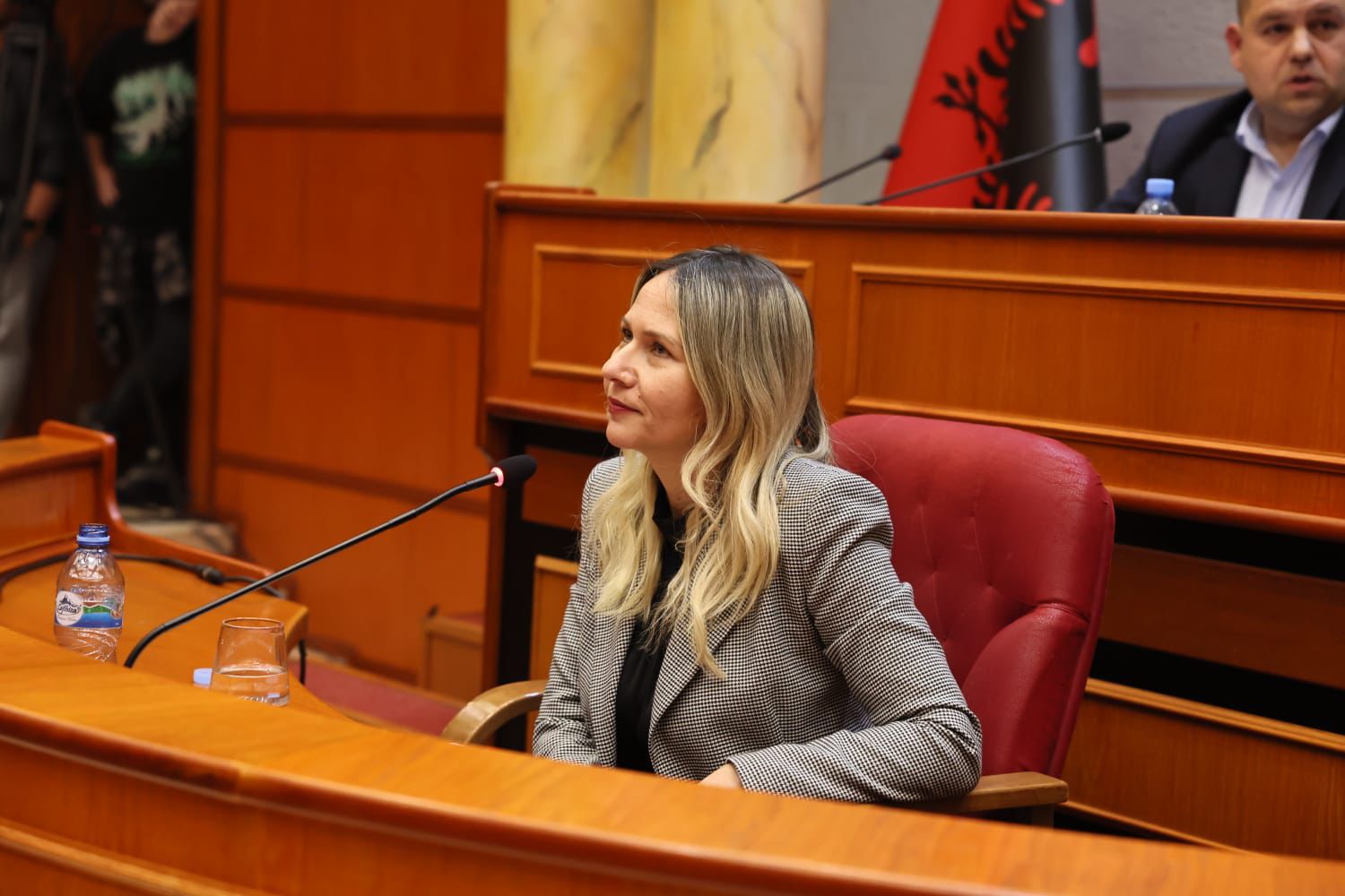 Zjarri në pallati  Ristani  Banorët do të subvencionohen me 40 mijë lekë në muaj  Ndihmë financiare edhe për transportin publik