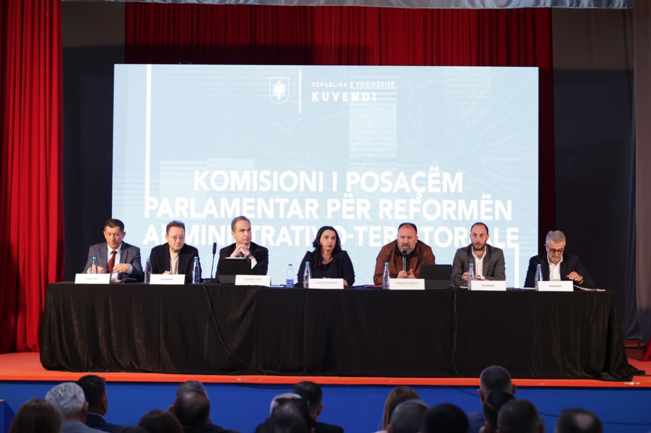 Takim publik në Lezhë për reformën  Mazniku  Synojmë funksionalitetin  numri i bashkive dytësor