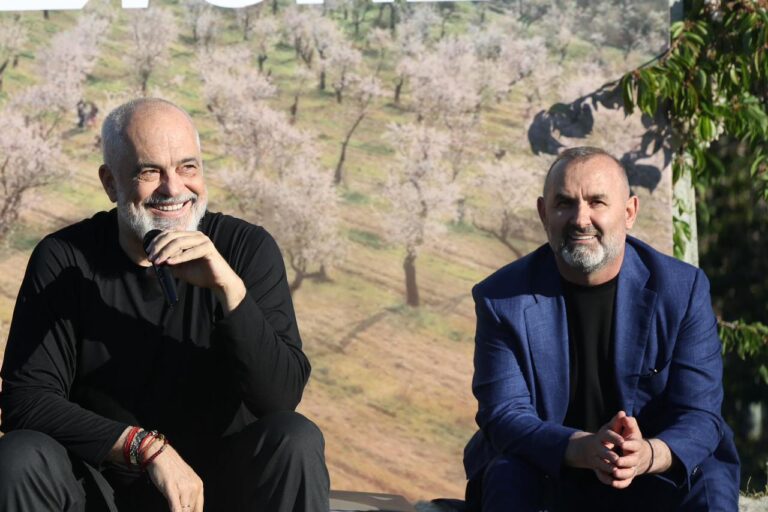 VIDEO/ Rama takim me fermerët në Dibër: Do të përballemi me tregun e BE, prodhoni veç e shisni bashk