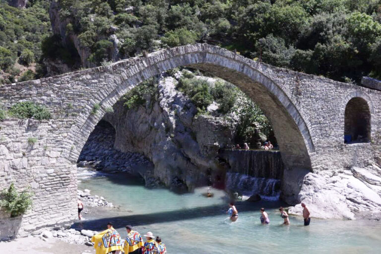 Turistët e huaj “zbulojnë” Banjat e Bënjës: E gjithë Shqipëria është shumë mbresëlënëse