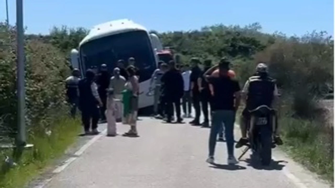 Autobus me nxënës del nga rruga në Zvërnec  bllokohet qarkullimi