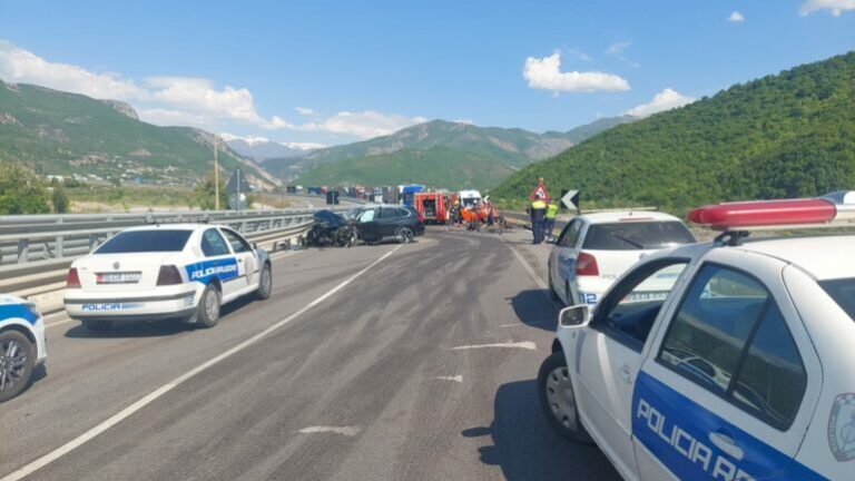 Aksident i rëndë, shtetasi i huaj humb jetën. Disa persona të plagosur