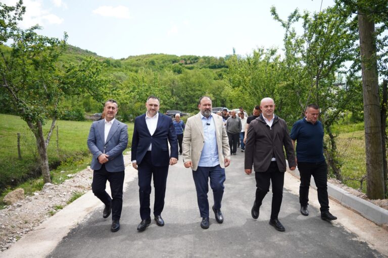 Mazniku inspektime në Librazhd: Rrugën që dikur komunës i duheshin 10 vite ta bënte, sot përfundoi me një investim të vetëm