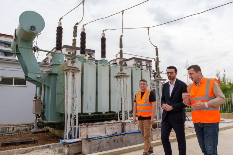 Karakaçi inspekton nënstacionin e OST në Golem: Rritja e kapaciteteve përmirëson furnizimin me energji për 50 mijë banorë