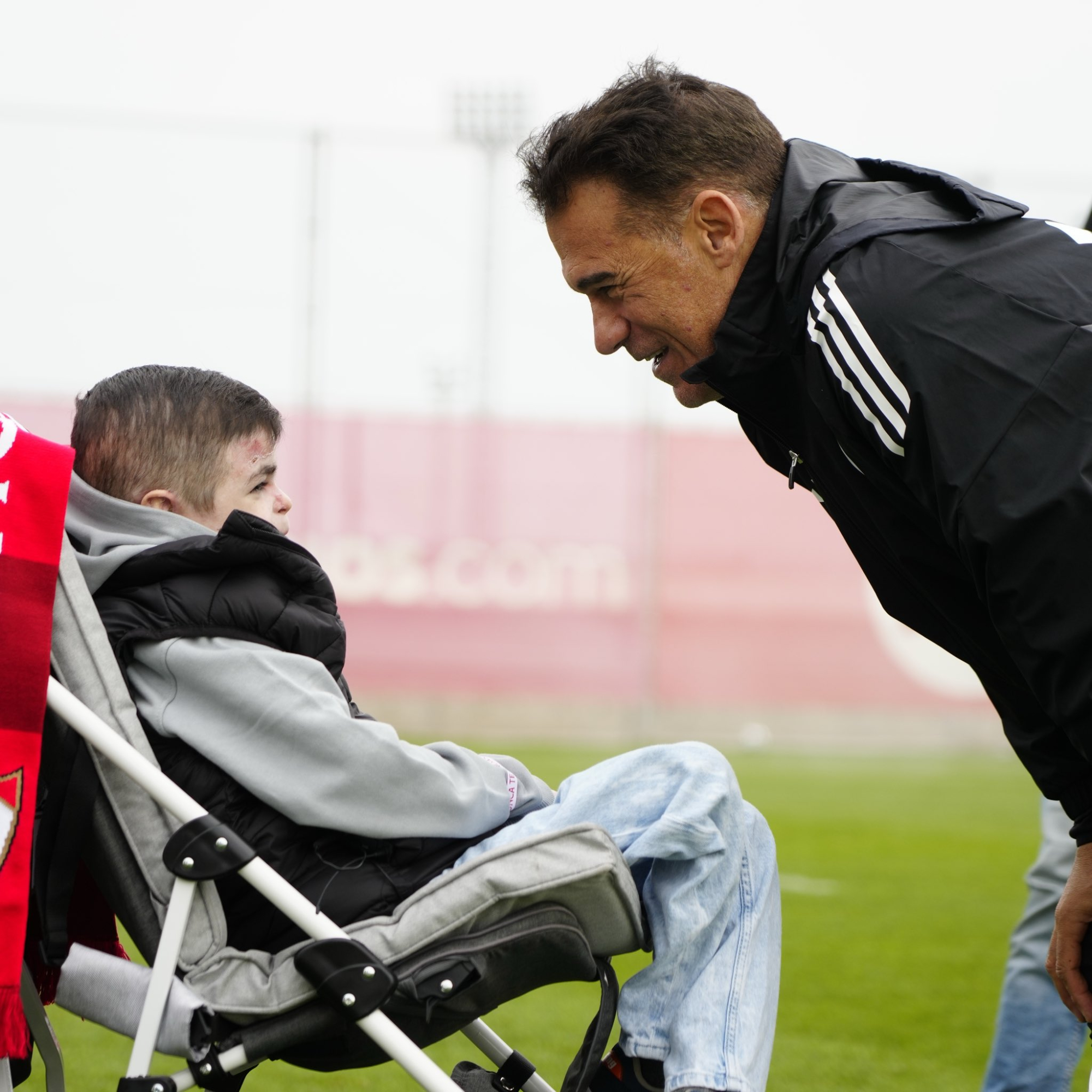 Një thesar i vërtetë  Historia prekëse e Leo s me lojtarët e Sevillas