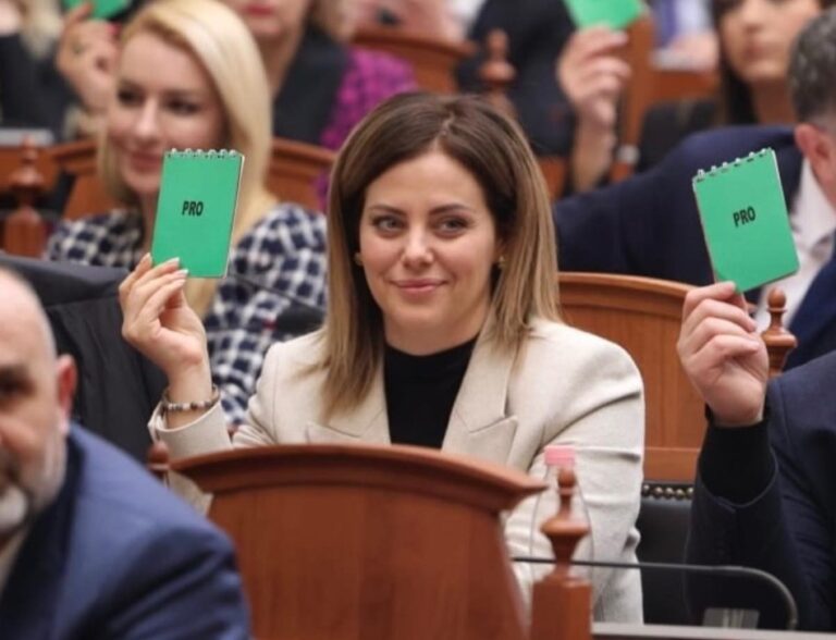 Deputetja Aulona Bylykbashi promovon në Parlament Elbasanin si model europian të zhvillimit të qëndrueshëm