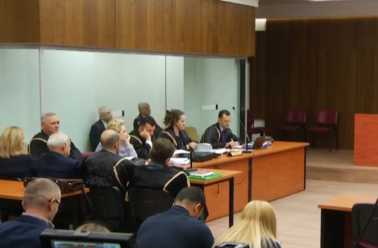 Shpërthen avokati i Metës  Hiqjani kafazin prej xhami  Vetëm ISIS i poshtëronte kështu njerëzit