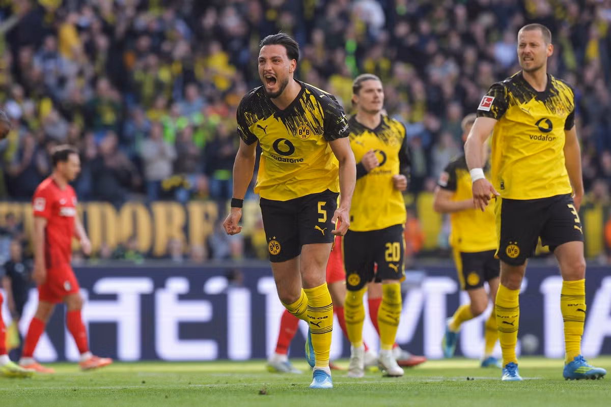 Dortmund mund me poker Freiburgun dhe siguron Championsin