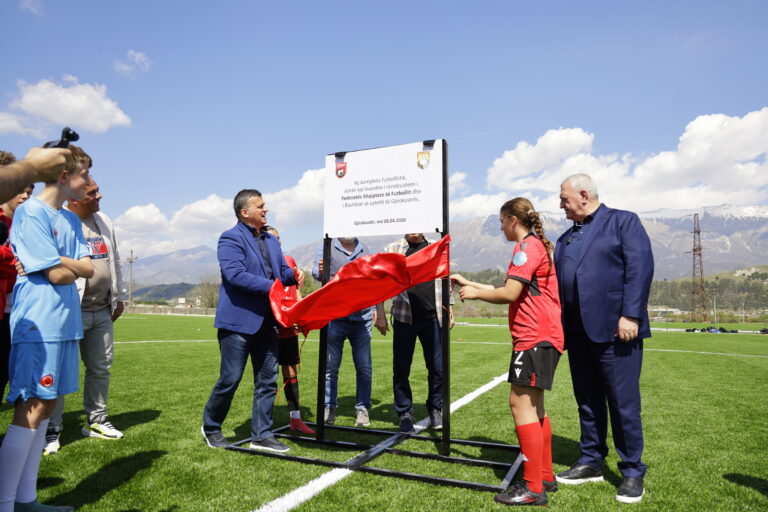 Inaugurohen dy fusha të reja në Gjirokastër, Duka: Do të vazhdojmë të investojmë në infrastrukturë për t’u dhënë të rinjve kushte më të mira