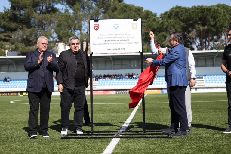 Duka inauguron tribunën e re moderne në stadiumin e Vorës, një investim i FSHF-së