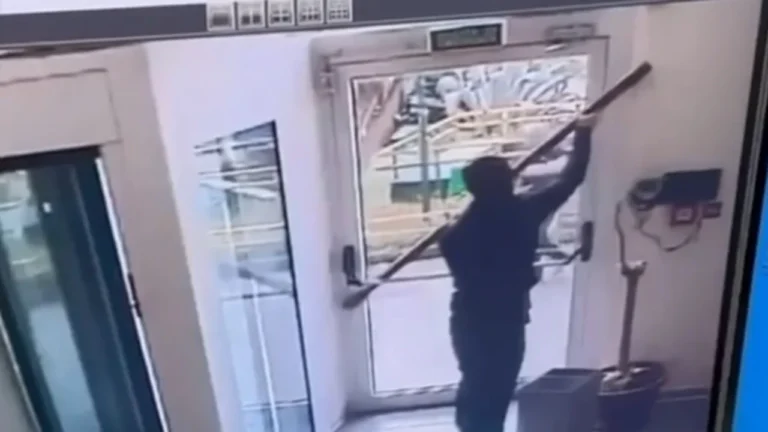 Dalin pamjet e grabitjes spektakolare në Napoli, 3 persona futen me maska (VIDEO)