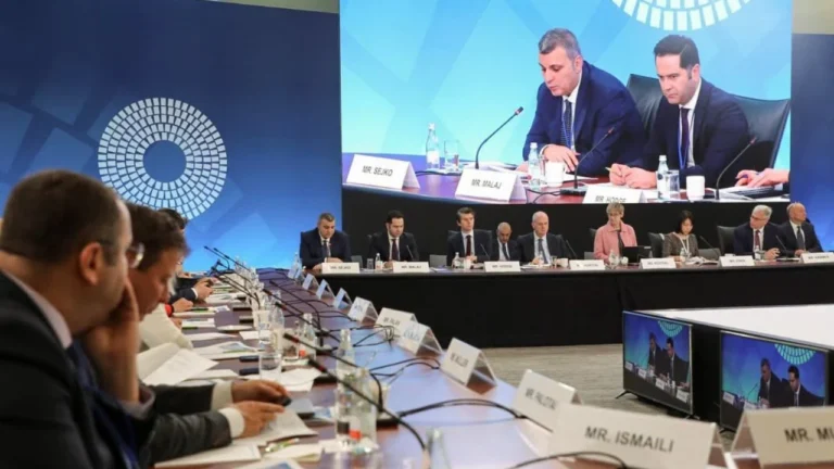 Takimi i koduar në FMN: Guvernatori Sejko dhe Ministri Malaj në tryezën e mbyllur me krerët e financave europiane