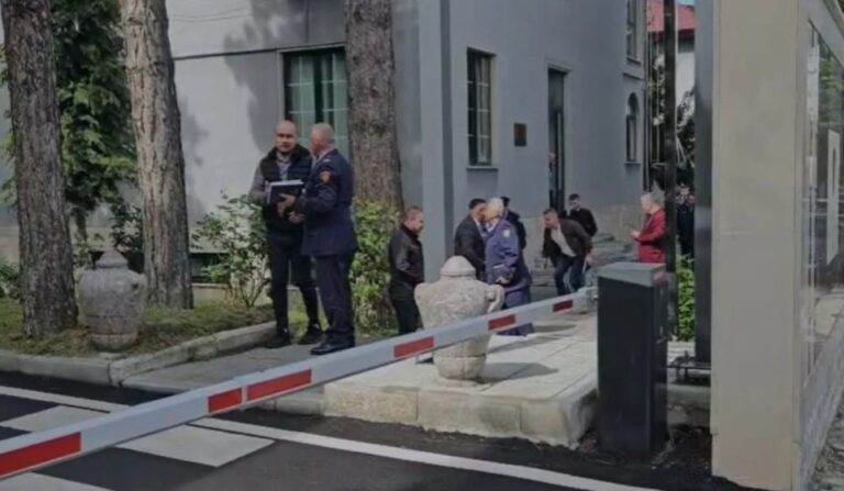 Skënder Hita mbledh drejtuesit e policisë së Korçës: Porosi për goditjen e kultivimit e shpërndarjes së lëndëve narkotike
