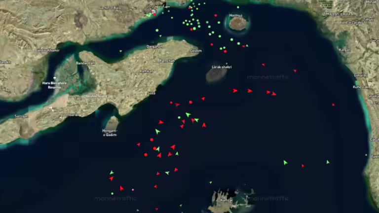 Irani shtrëngon kontrollin mbi Ngushticën e Hormuzit, raportohen të shtëna ndaj anijeve