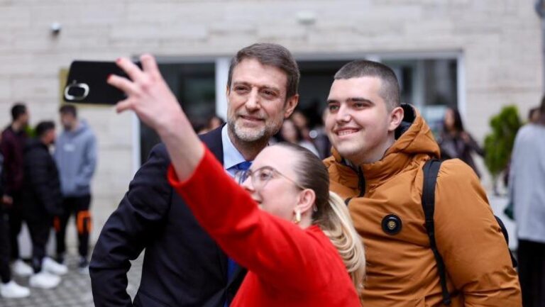 Hoxha me studentët e Korçës: Integrimi evropian nuk është më ëndërr por projekt real!