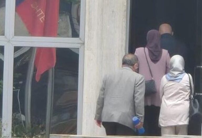 Gratë me shami dyshohej se u flisnin të miturve në rrugë, Policia identifikon dy iranianet