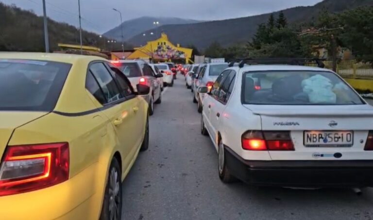 Fluks i lartë në Kapshticë pas festës së Pashkës, mbi 8 mijë qytetarë kanë dalë drejt Greqisë