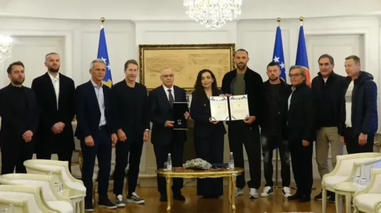 Vjosa Osmani dekoron futbollistët e Kosovës