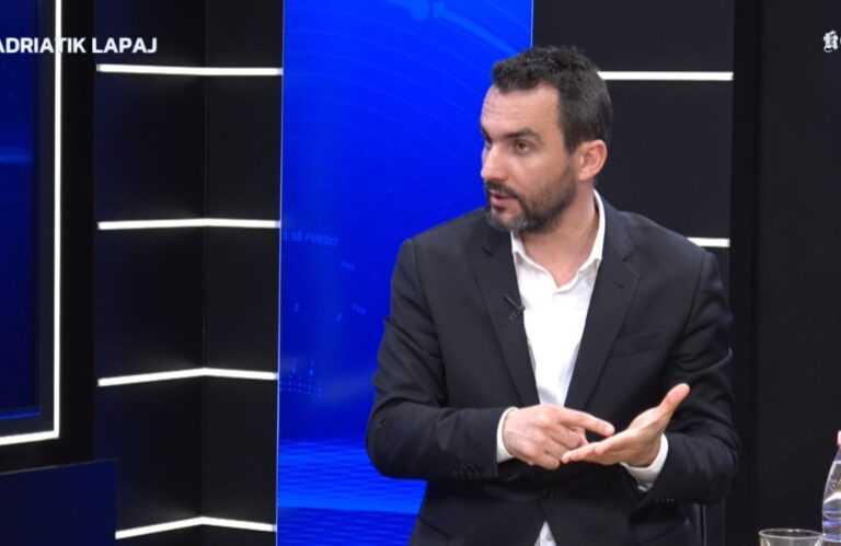 Autokolonat shqiptare bllokohen në Nikshiq, Lapaj poston pamjet: Rama kërkoi ndihmën e malazezëve