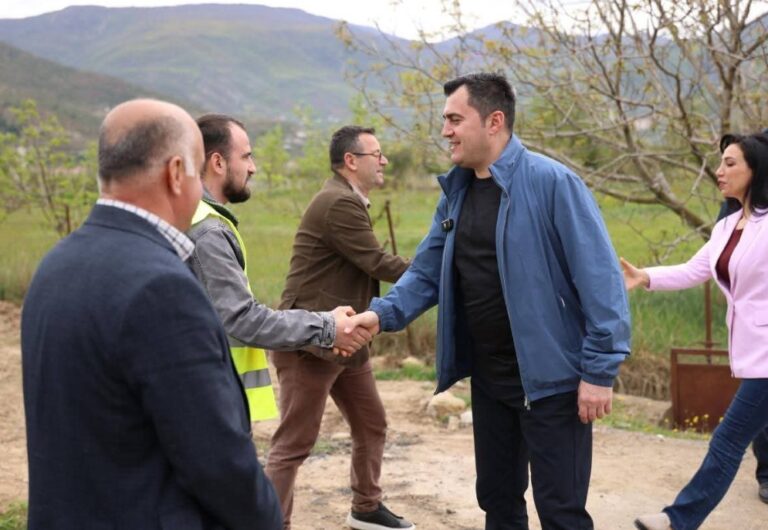 Kryebashkiaku Llatja inspekton punimet për infrastrukturën vaditëse dhe kulluese në Elbasan