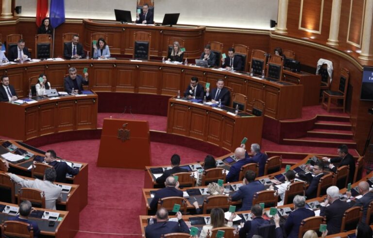 Niko Peleshi: S’mund të thirret kryeministri në Kuvend për t’iu përgjigjur artikujve mediatikë