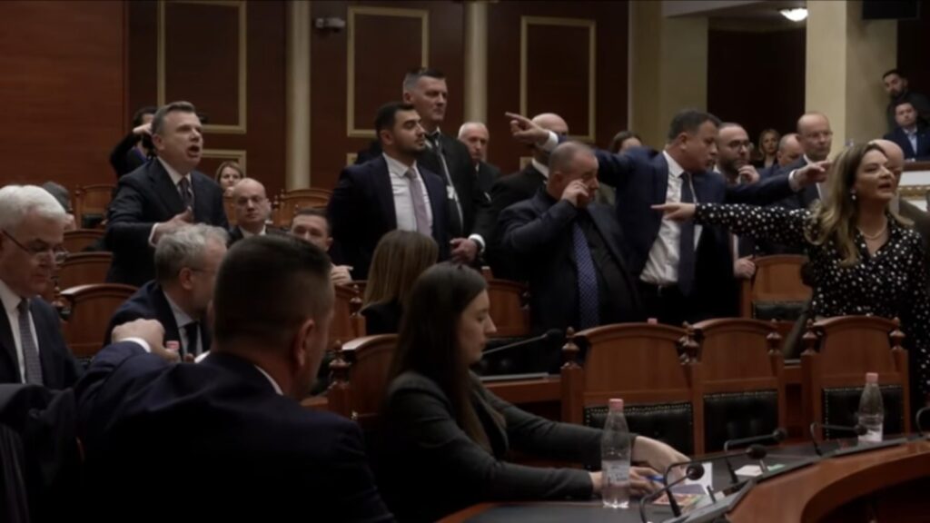 Përjashtimet nga seancat plenare  deputetët e PD padi në Gjykatën Administrative të Tiranës