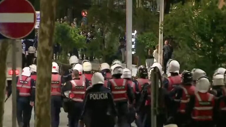 Përplasje e ashpër para Kuvendit, deputet e PD dhe protestues tentojnë të kalojnë kordonin policor