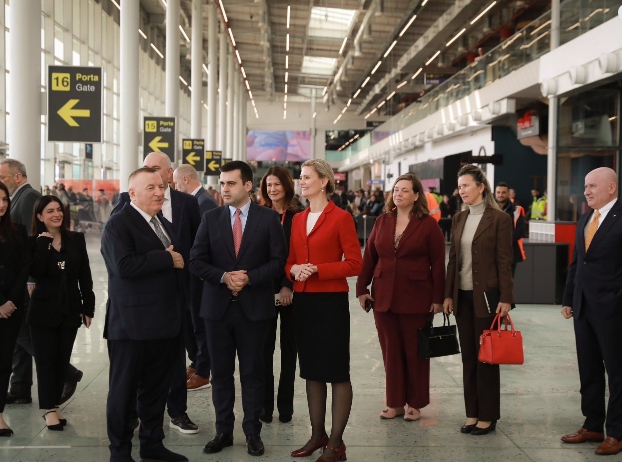 Nancy VanHorn viziton aeroportin e Tiranës  prezantohen pajisjet amerikane për rritjen e sigurisë