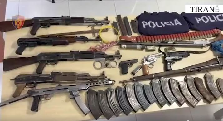 Tiranë  goditet një bazë armatimi që dyshohet se shërbente për furnizimin e grupeve kriminale