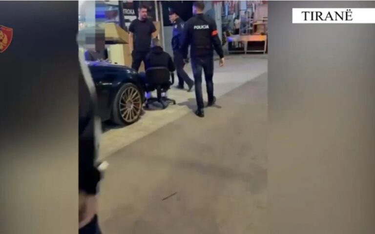 Zbulohen dy dyqane që shisnin fenelina dhe pajisje të Policisë, dy të arrestuar në Tiranë
