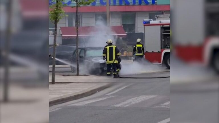 Përfshihet nga flakët makina në Durrës