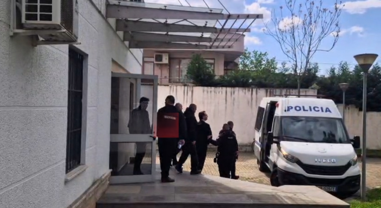 Veliaj shoqërohet me pranga në duar nga efektivët