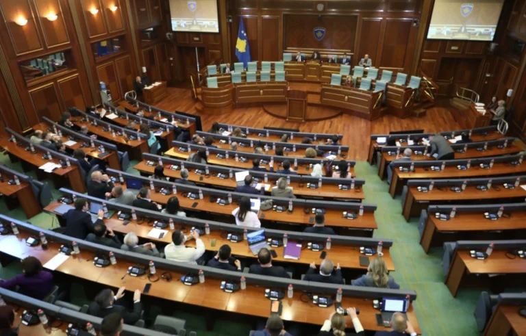 Kriza politike lë pezull marrëveshjet ndërkombëtare dhe fondet e BE-së