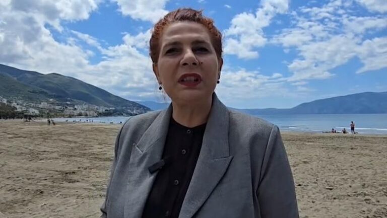 700 lekë për plazhet publike në Vlorë, kryebashkiakja Mersini: Hapësira falas për qytetarët që marrin çadrat me vete