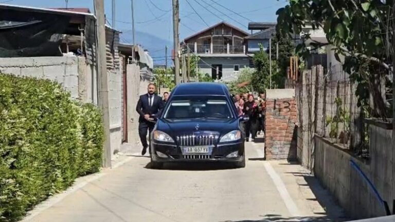 Pamje pikëlluese, 12-vjeçari përcillet drejt banesës së fundit