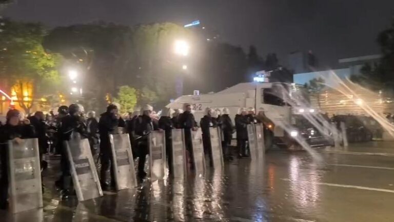 Policia nuk lejon zhvillimin e protestës jashtë Bulevardit ”Dëshmorët e Kombit”, krijon kordon